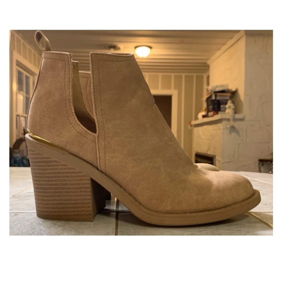 Qupid Camel Pull on Ankle Boots Gold SZ 8